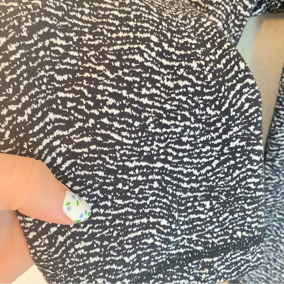 Lululemon Athletica Black and White Textured Leggings size 4 capri - Picture 3 of 6